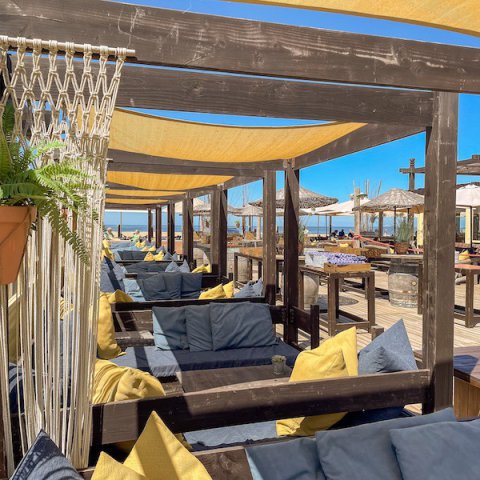 loungebedden terras beachlub strand scheveningen