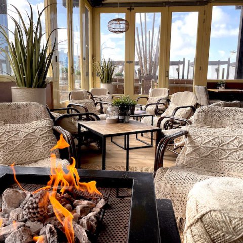 open haard binnen restaurant en eventlocatie strand