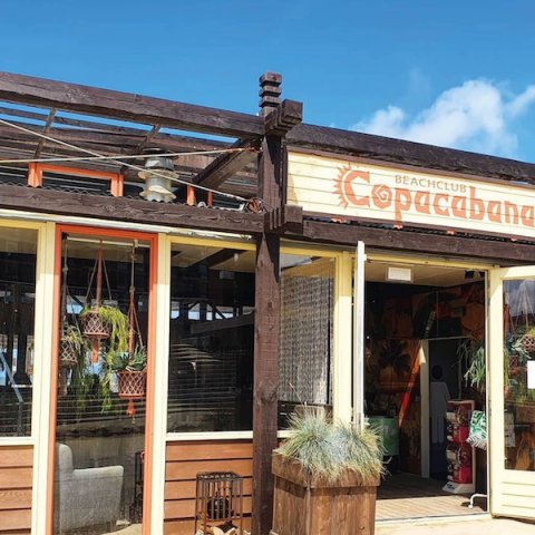 voorzijde pand restaurant en eventlocatie strand