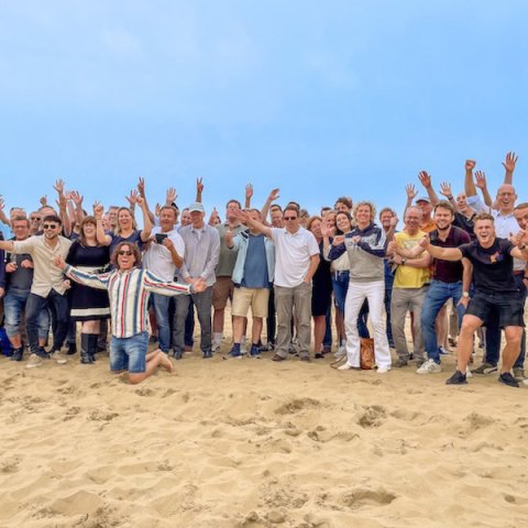 bedrijfsuitje teambuiding teamuitje groepen strand scheveningen groepsfoto