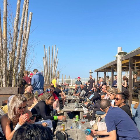 bedrijfsuitje teamuitje groepen strand scheveningen foto groep mensen