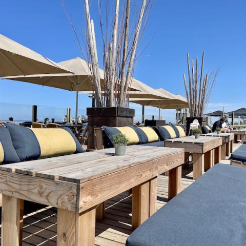 terras eventlocatie bedrijfsuitje groepen aan zee