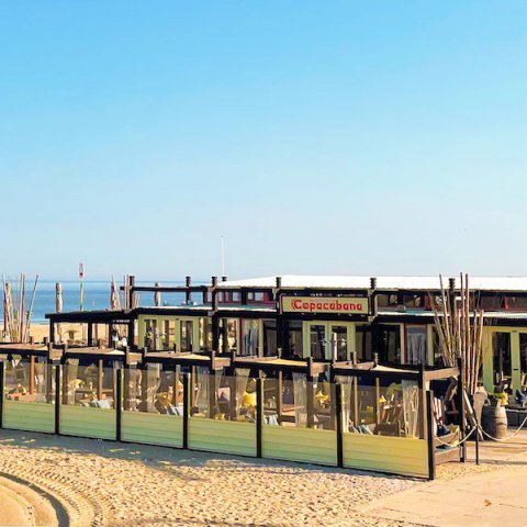 aanzicht-hele-strandtent-teamuitje-unieke-plek-strand