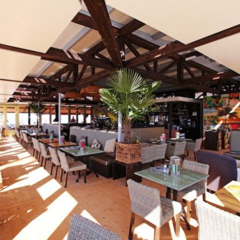 strandrestaurant-en-bedrijfsuitje-op-het-strand