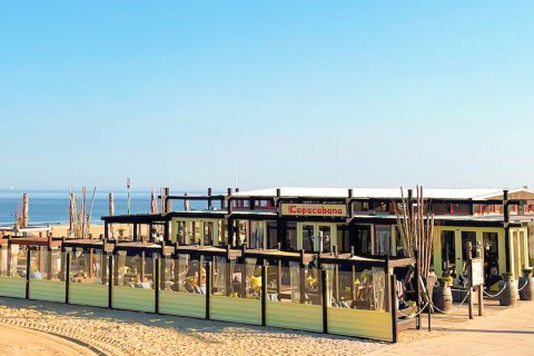 aanzicht hele strandtent teamuitje unieke plek strand