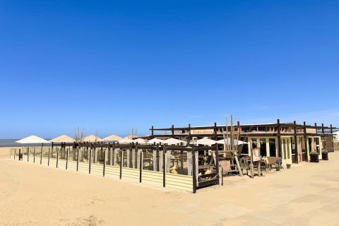 aanzicht hele zaak strand bedrijfsuitje