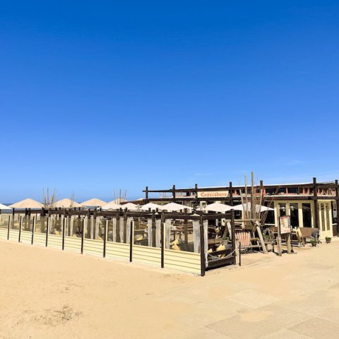 aanzicht hele zaak strand bedrijfsuitje