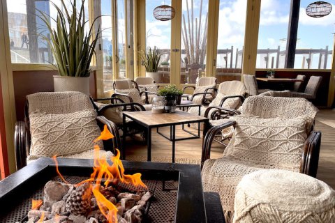 open haard binnen restaurant en eventlocatie strand