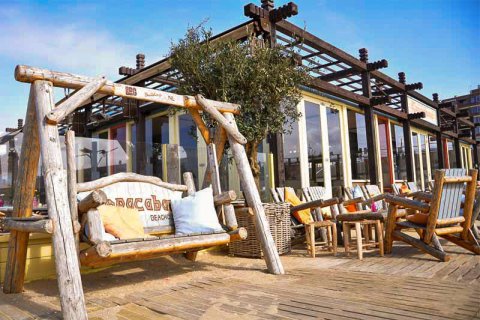 schommelstoel-800-x-533-beachclub-copacabana-scheveningen-bbq-bedrijfsuitje