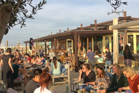 terras mensen veranda beachclub copacabana