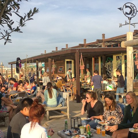 terras mensen veranda beachclub copacabana
