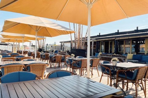 terras tafel en stoelen strand lekker eten