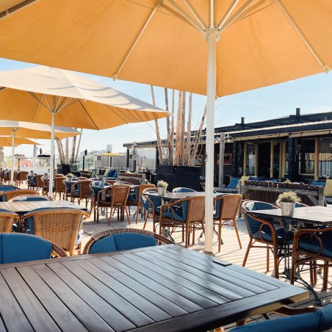 terras tafel en stoelen strand lekker eten