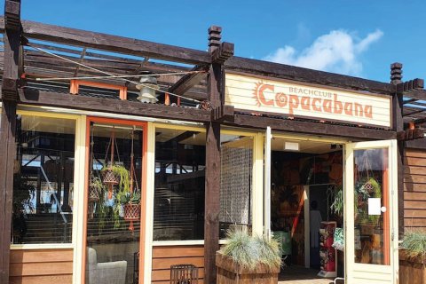 voorzijde pand restaurant en eventlocatie strand