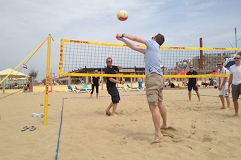 activiteit bedrijfsuitje groep scheveningen strand