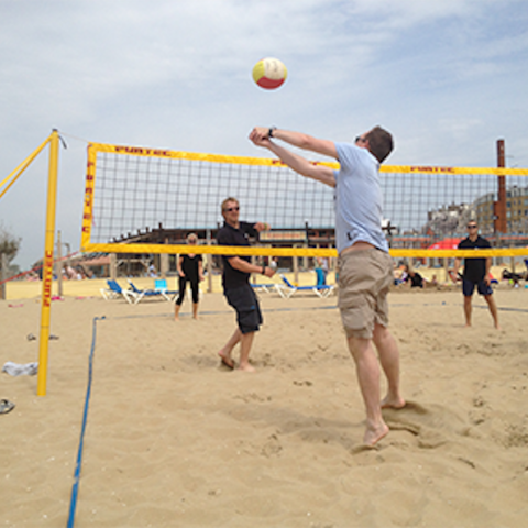 activiteit bedrijfsuitje groep scheveningen strand