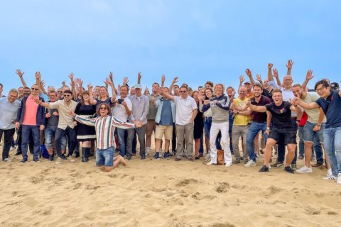 bedrijfsuitje teambuiding teamuitje groepen strand scheveningen groepsfoto
