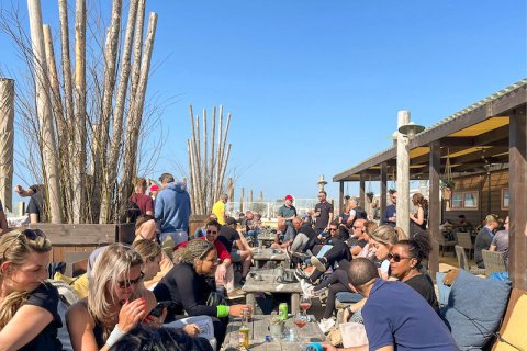 bedrijfsuitje teamuitje groepen strand scheveningen foto groep mensen