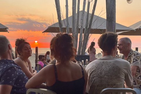 bedrijfsuitje teamuitje in de zon op het strand
