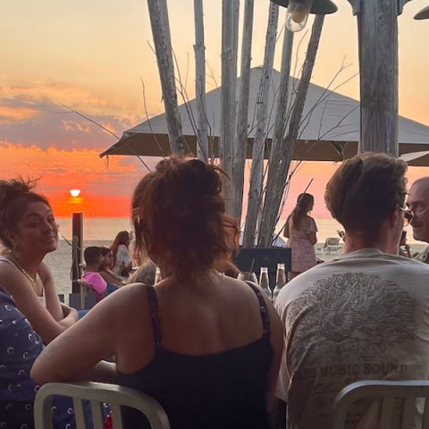 bedrijfsuitje teamuitje in de zon op het strand