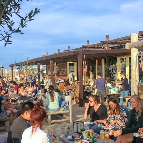 strand teamuitje bedrijfsuitje scheveningen terras