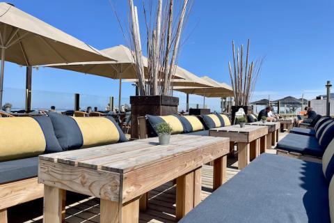 terras eventlocatie bedrijfsuitje groepen aan zee